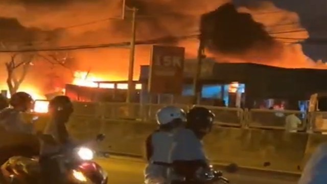 Kho chứa nguyên liệu thuốc bảo vệ thực vật rộng 28.000 m2 cháy lớn ở Long An