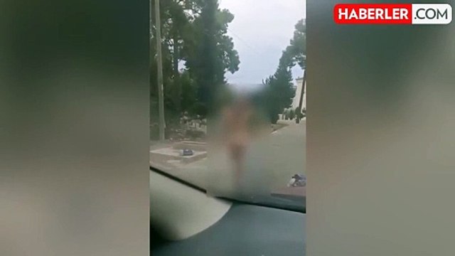 Mezarlıkta bir kadın çırılçıplak halde duş alırken görüntülendi