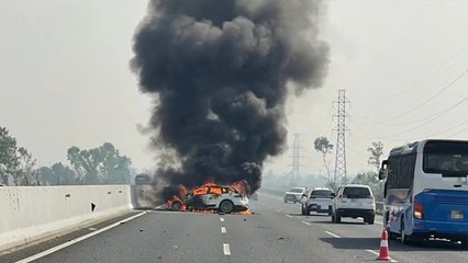 Ô tô con bốc cháy sau va chạm trên cao tốc