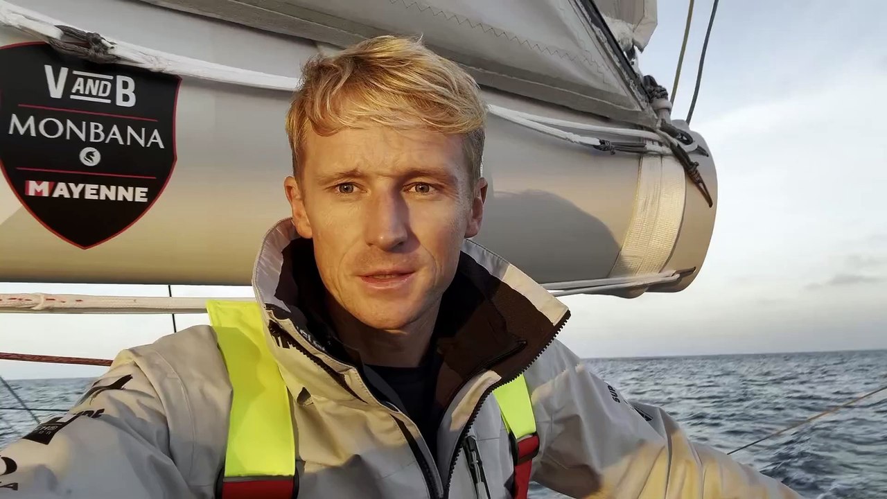 Vendée Globe 2024 -  Premier coucher de soleil magique Maxime Sorel - V AND B - MONBANA - MAYENNE