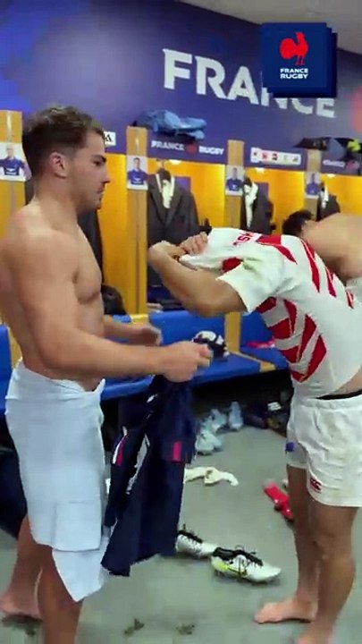 Antoine Dupont aide un joueur japonais à retirer son T-shirt lors de l'échange... trop drôle