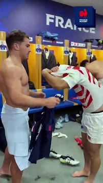 Antoine Dupont aide un joueur japonais à retirer son T-shirt lors de l'échange... trop drôle