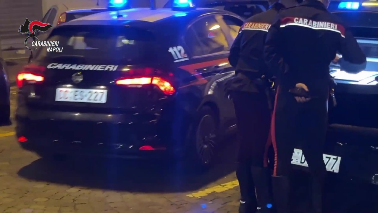 Napoli, controlli movida: ragazzo forza posto di blocco e si schianta contro auto in sosta, aveva hashish (11.11.24)