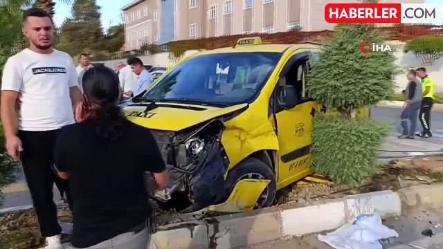 Manavgat'ta Kırmızı Işık İhlali Sonucu Feci Kaza: Kimse Yaralanmadı