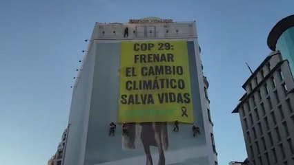 Greenpeace da la bienvenida a otra COP con lona gigante: "Frenar el cambio climático salva vidas"
