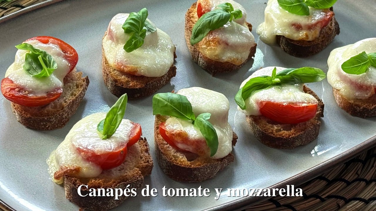 Canapés de tomate y mozzarella