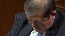 Se viraliza el vídeo del primer ministro de Japón supuestamente dormido durante su reelección