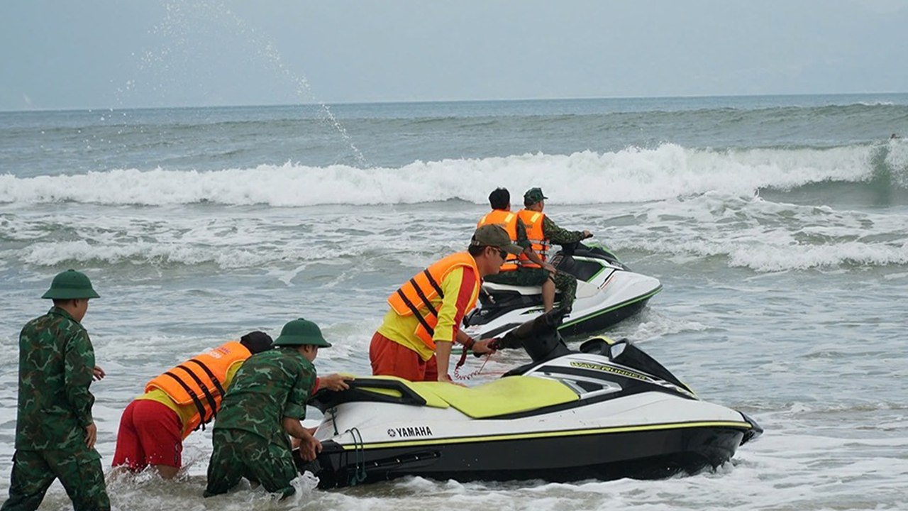 Đà Nẵng: Dùng flycam và ca nô tìm kiếm học sinh mất tích ở biển