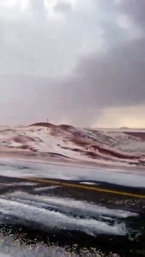 ¿Un mal presagio? El desierto de Arabia Saudita se cubre de nieve por primera vez en su historia