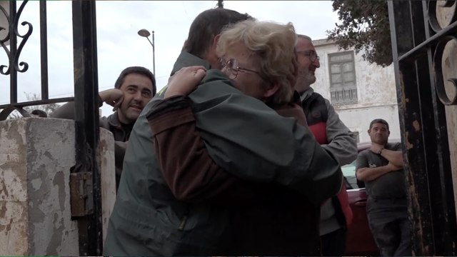 Si te vas, me voy yo detrás , el emocionante abrazo de una mujer arrastrada por la DANA y el guardia civil que la salvó
