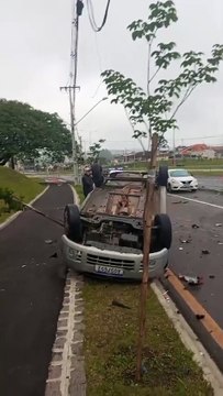 Com Audi, condutor aposta racha, atinge quatro veículos e deixa rastro de destruição; veja o vídeo
