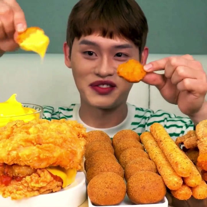 Follow for more ASMR videos🌮🍟 Credits: @bonggil #mukbang #asmr #fastfood #asmreating #goodeats
