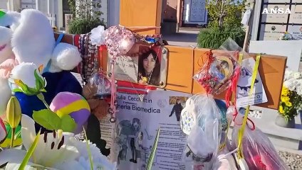 Un anno dal femminicidio Cecchettin, omaggi sulla tomba di Giulia