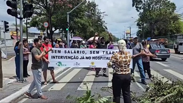 Profissionais da saúde fazem protesto, cobram direitos trabalhistas e fecham faixas da Fernandes Lima