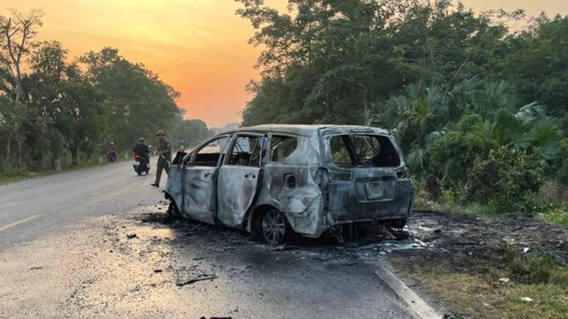 Va chạm với xe đầu kéo, xe ô tô con cháy trơ khung