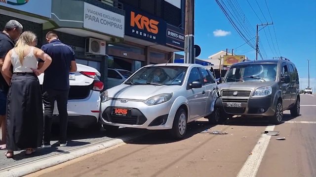 Engavetamento é registrado na Avenida Rocha Pombo