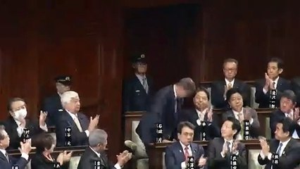 Primeiro-ministro do Japão reeleito à frente de um governo minoritário