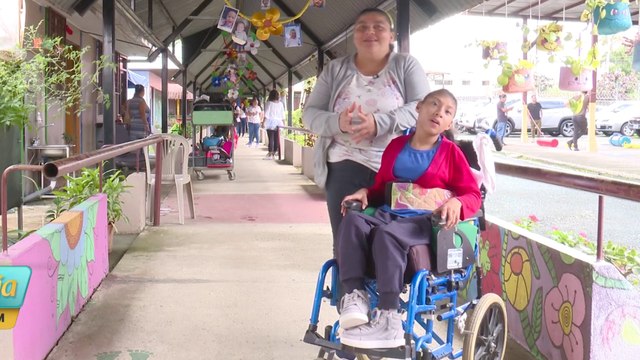 tn7-ayude-a-niños-a-conocer-el-parque-de-diversiones-111124