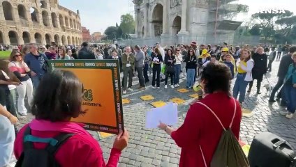 Roma, manifestazione di Legambiente davanti al Colosseo