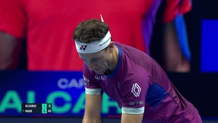 ATP Finals : Casper Ruud Déjoue Alcaraz dans un Match Surprenant à Turin 🎾