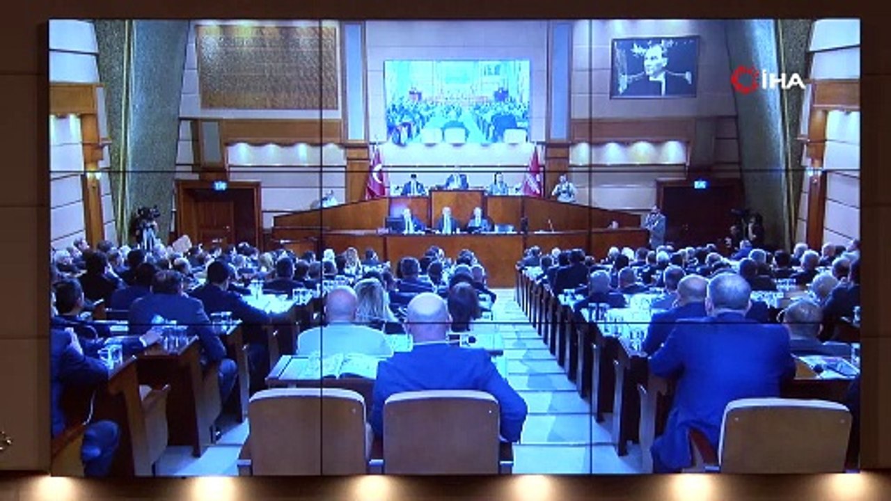 İBB Meclisi'nde kavga! Yumruk yumruğa birbirlerine girdiler