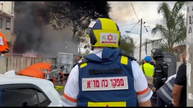 Razzi di Hezbollah sul nord di Israele, auto in fiamme e soccorsi
