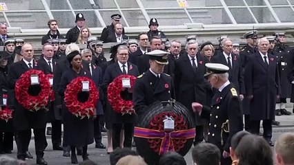 Coroas de papoilas na cerimónia solene no Domingo da Memória