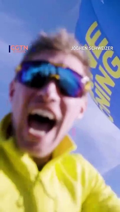 Breathtaking video: Slackliners balance between hot air balloons above the clouds