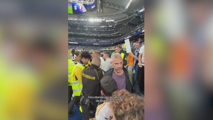 Era cuestión de tiempo que pasara esto: Brahim tira su camiseta y dos hombres la cogen a la vez...