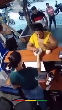 Captan momento en que una mujer es asaltada tras cobrar las remesas enviadas por su hijo