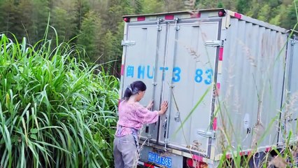 Wintermelon Feast   The wintermelon soup's aroma's floating. Let's enjoy the taste of autumn.Shendan