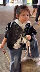 Cette fillette sait comment avoir du style