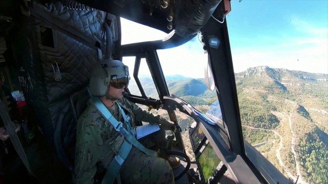 España utiliza helicópteros militares para levantar coches siniestrados tras las inundaciones de Valencia