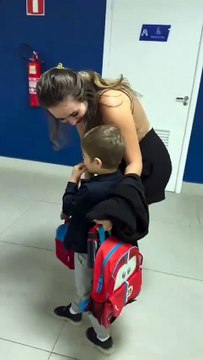 Kanseri yendikten sonra okuluna dönen ufaklığı şahane bir şekilde karşılayıp ona en güzel hediyeyi veren arkadaşları 🥲