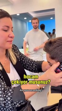 Düşme sonrası işitme kaybı yaşayan bir çocuk, doğru tedavi ile tekrar işitme yetisine sahip oluyor. Anne ve çocuğun sevincini görmek her şeye değer 🥲