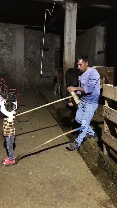 Kurmalı balerin olmak isteyen kızını, eldeki imkanların el verdiği en güzel şekilde kullanıp istenileni yapan baba 😊