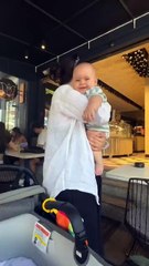 Türkiye’ye tatile gelen bir turist, Türklerin bebek sevgisini gösteren görüntüleri paylaştı 😊