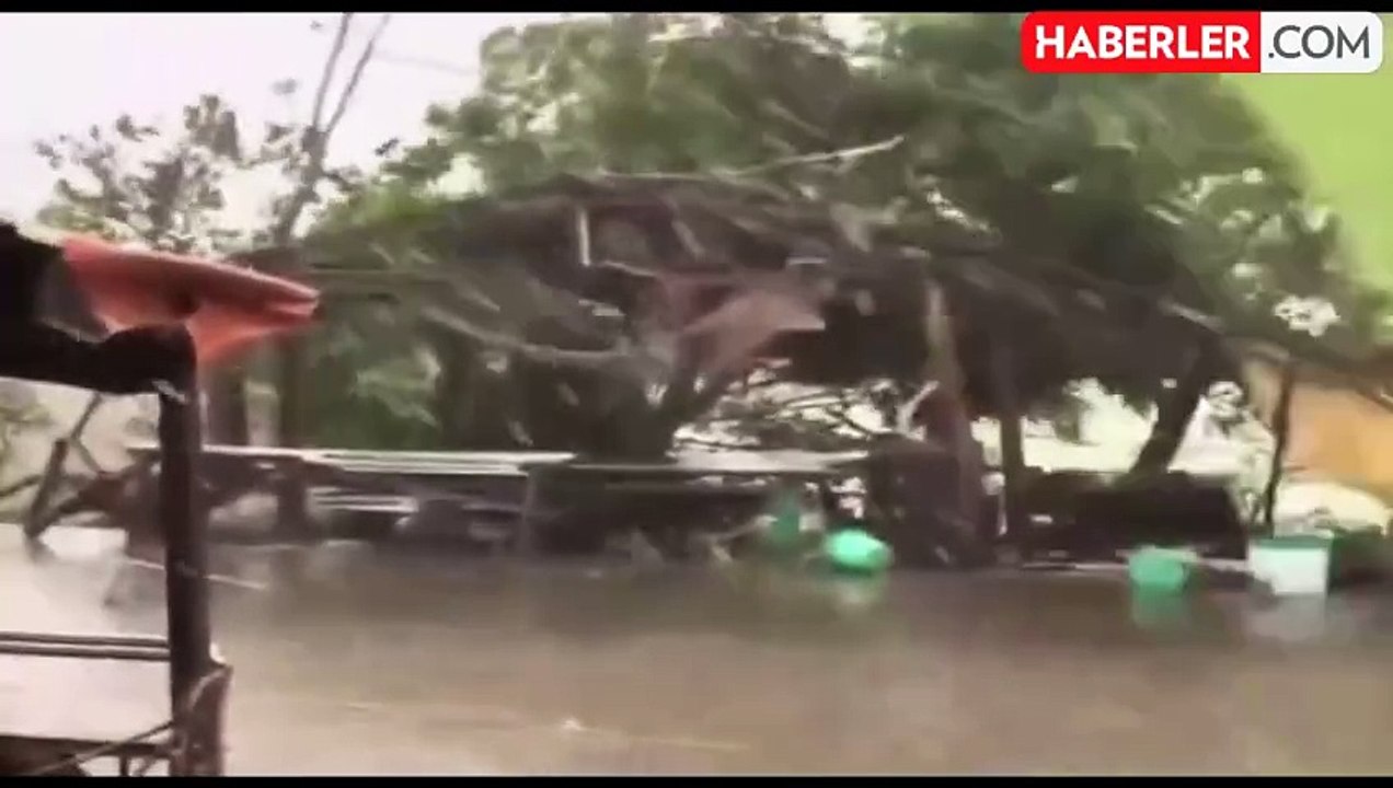 Filipinler'i vuran Toraji Tayfunu nedeniyle 2 bin 500 köye tahliye emri verildi