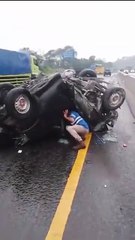 Evakuasi Korban Kecelakaan Beruntun Terjadi di Tol Purbaleunyi KM 92 arah Jakarta