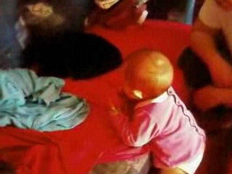 Lena s'entraine a marcher