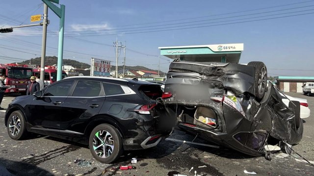 군산서 1t 트럭이 SUV 들이받아 5중 추돌...5명 다쳐 / YTN