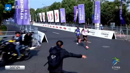 Misinterpreted Hand Signals Cost Runner Victory at the Finish Line 🏃‍♂️