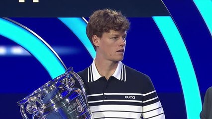 ATP Finals - Sinner reçoit son trophée de numéro 1 mondial