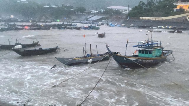 Bão TORAJI giật cấp 12 đi thằng vào biển Đông