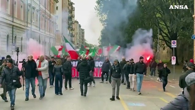 Tensioni a Bologna, scontri tra la polizia e gli antagonisti