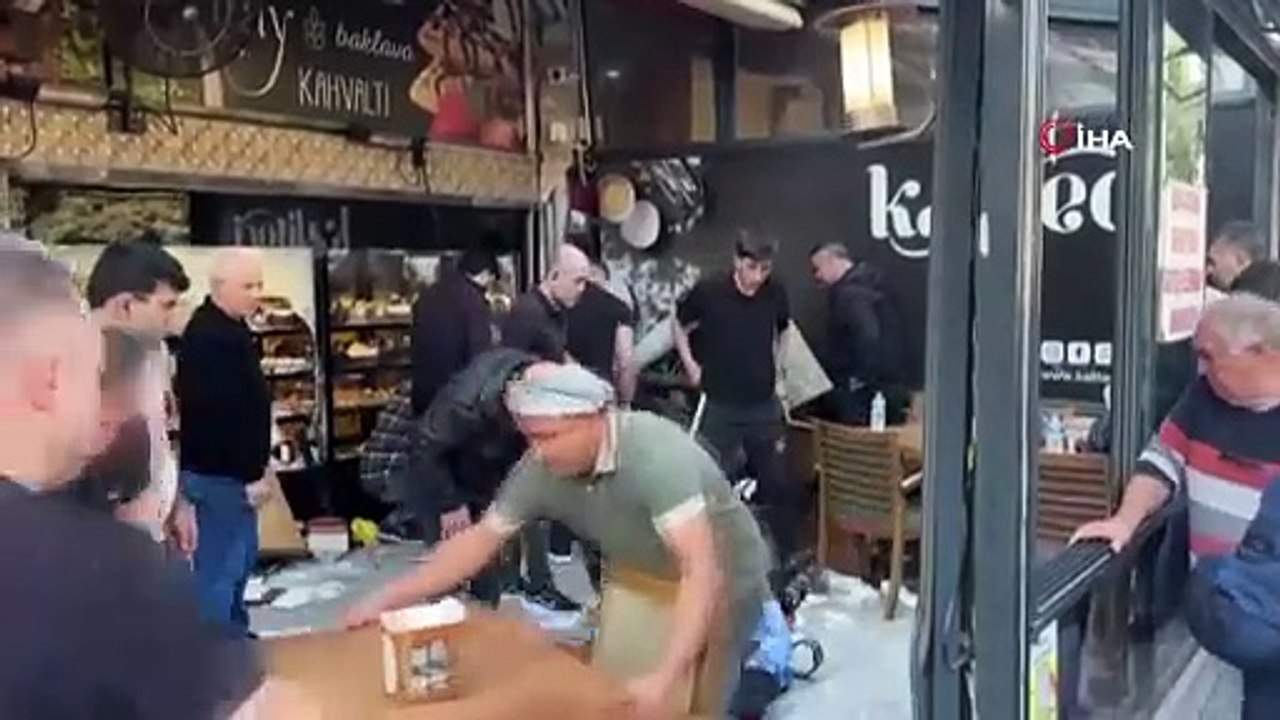 Kafede otururken otomobilin altında kaldılar: 4 yaralı var