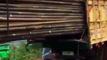 WeChat_2Mini truck transporting bamboo on Mudishi Road overturned! Original audio video material！0241112121228