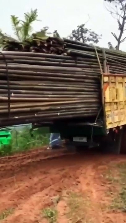 WeChat_2Mini truck transporting bamboo on Mudishi Road overturned! Original audio video material！0241112121228