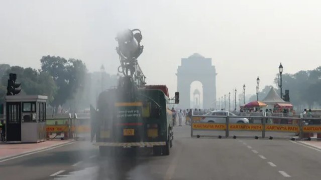 धीमी हवाओं से बढ़ी धुंध, AQI 13वें दिन भी 'बहुत खराब', ये तीन इलाके बने दमघोंटू
