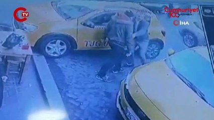 Beyoğlu'nda bir garip olay Taksiye alınmadı, aracın tekerleklerini bıçakladı